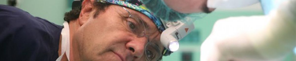 Dr. Vilarovira observando intervención quirúrgica